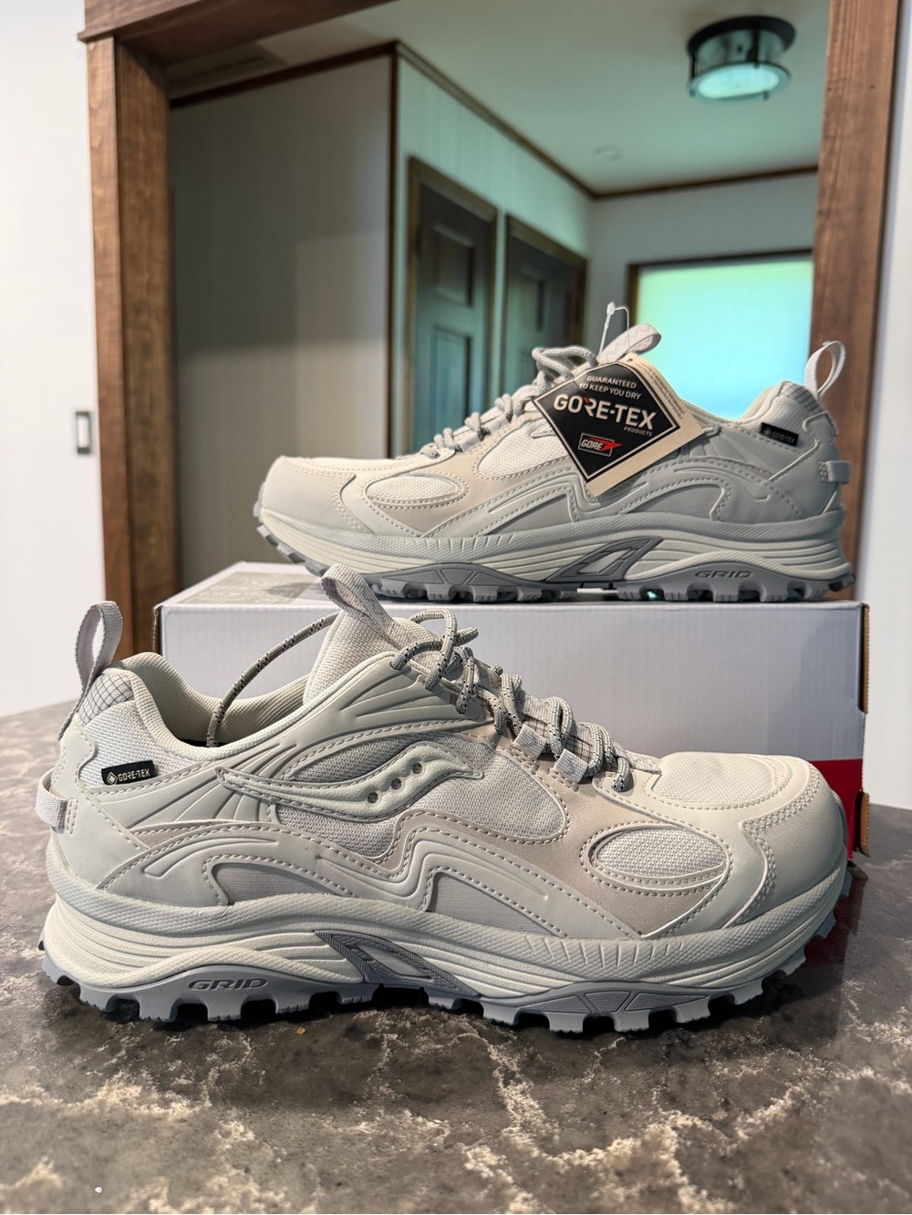 NEW SAUCONY - GRID AURA X GTX IN IVORY (Size 10.5)